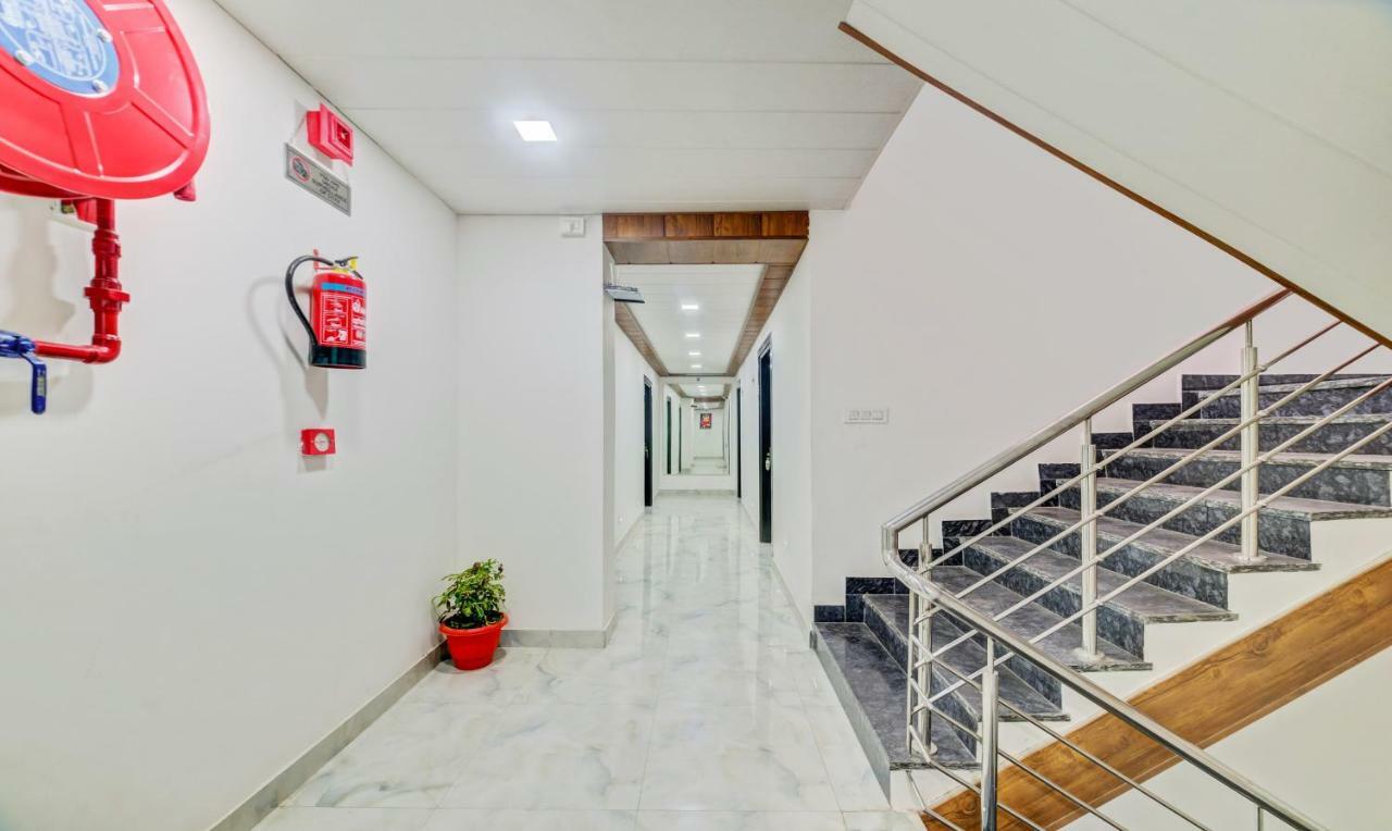 Hotel Nysha Palace Near Igi Airport Ню Делхи Екстериор снимка